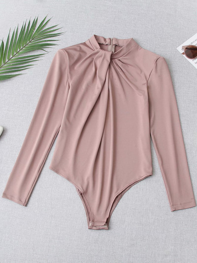 Stílusos női test, hosszú ujjal és ovális nyakkivágással