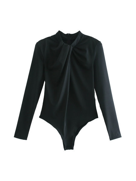 Stílusos női test, hosszú ujjal és ovális nyakkivágással