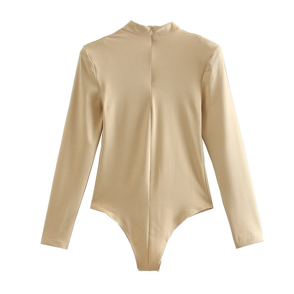 Stílusos női test, hosszú ujjal és ovális nyakkivágással