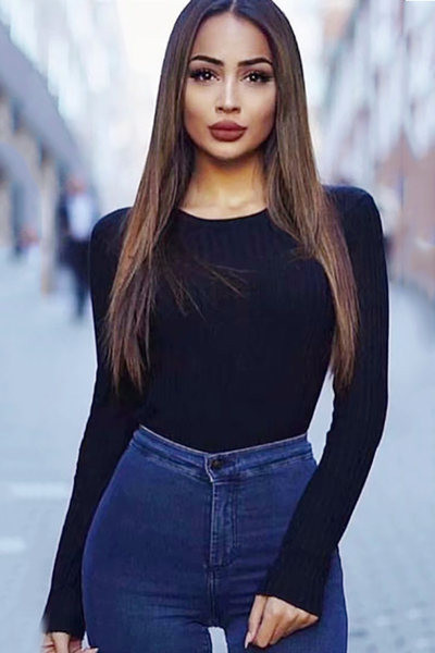 Γυναικείο κορμάκι με οβάλ λαιμόκοψη και μακριά μανίκια