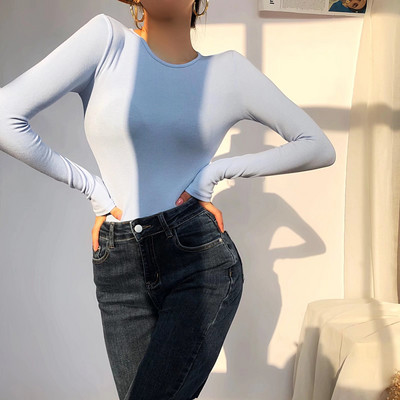 Γυναικείο μοντέλο κορμάκι με μακριά μανίκια