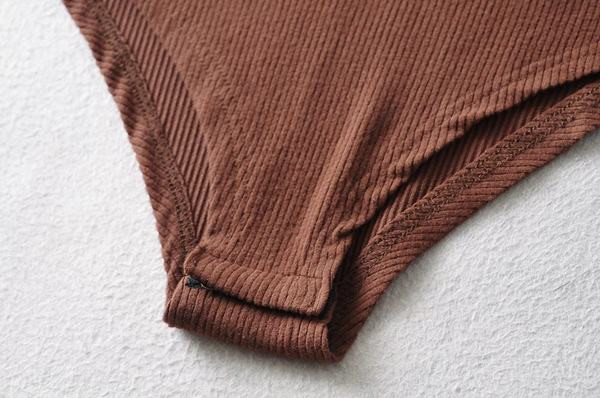 Γυναικείο βαμβακερό κορμάκι με λαιμόκοψη και γιακά spitz