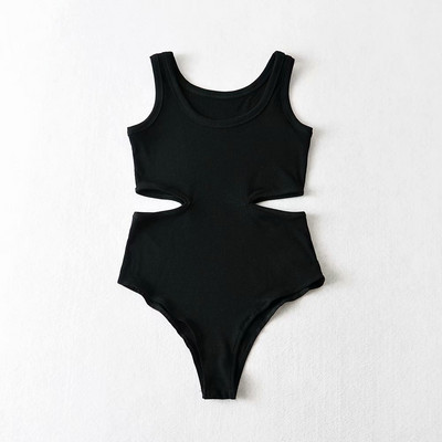 Laia rihma ja väljalõigatud osadega naiste keha