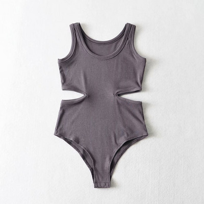 Laia rihma ja väljalõigatud osadega naiste keha