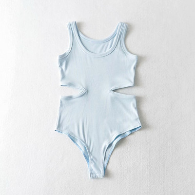 Laia rihma ja väljalõigatud osadega naiste keha