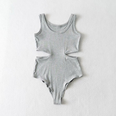 Laia rihma ja väljalõigatud osadega naiste keha