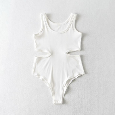 Laia rihma ja väljalõigatud osadega naiste keha