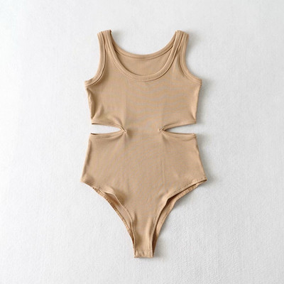 Laia rihma ja väljalõigatud osadega naiste keha