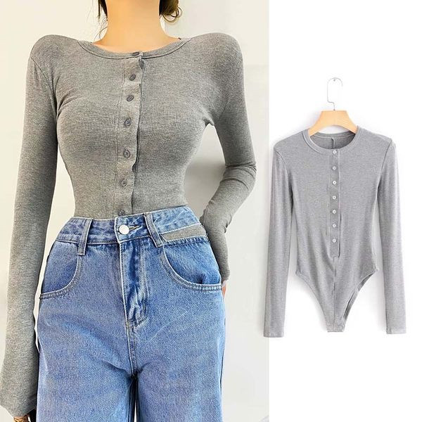 Női test gombokkal és ovális nyakkivágással