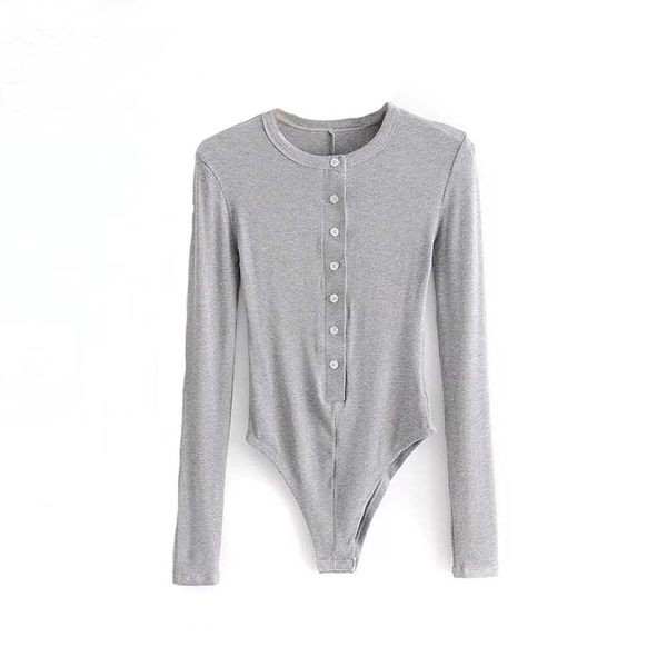 Női test gombokkal és ovális nyakkivágással