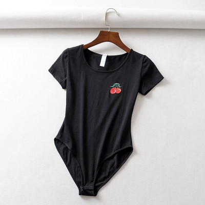 Női test ovális nyakkivágással és hímzéssel