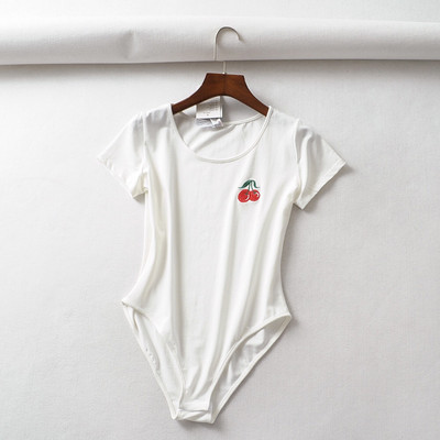 Női test ovális nyakkivágással és hímzéssel