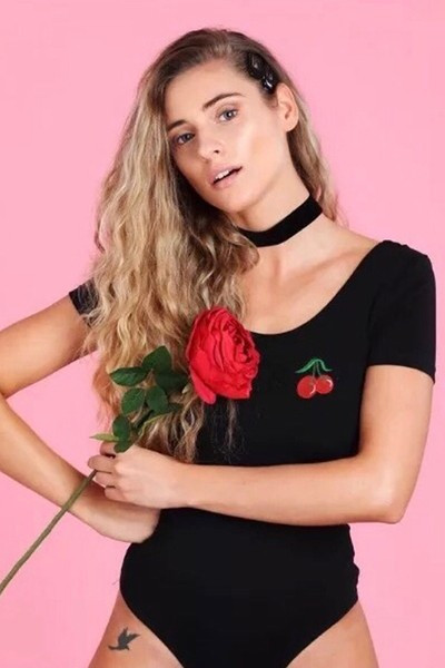 Női test ovális nyakkivágással és hímzéssel