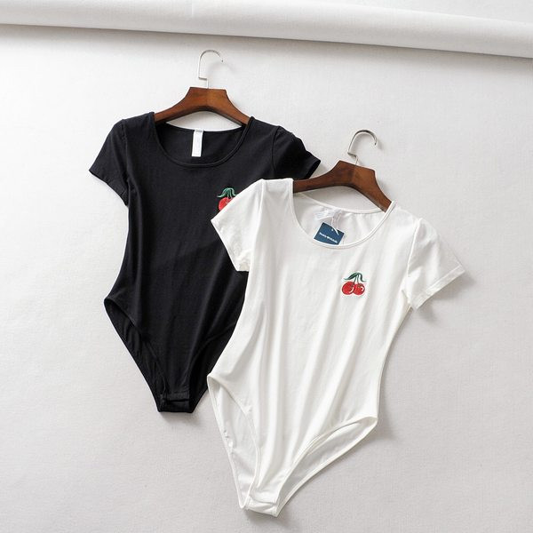 Női test ovális nyakkivágással és hímzéssel