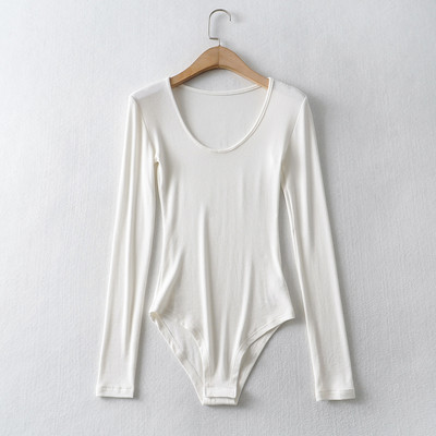 Γυναικείο μοντέλο κορμάκι με στρογγυλή λαιμόκοψη