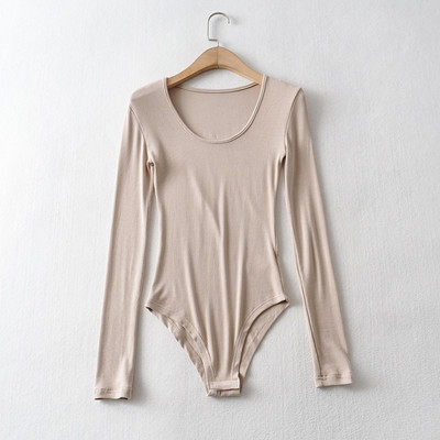 Γυναικείο μοντέλο κορμάκι με στρογγυλή λαιμόκοψη