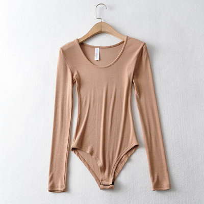 Γυναικείο μοντέλο κορμάκι με στρογγυλή λαιμόκοψη