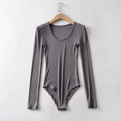 Γυναικείο μοντέλο κορμάκι με στρογγυλή λαιμόκοψη