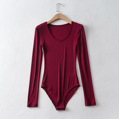 Γυναικείο μοντέλο κορμάκι με στρογγυλή λαιμόκοψη