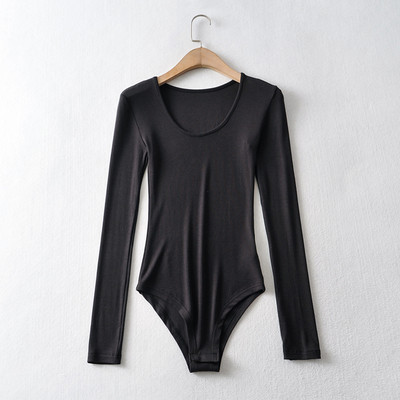 Γυναικείο μοντέλο κορμάκι με στρογγυλή λαιμόκοψη