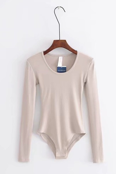 Γυναικείο μοντέλο κορμάκι με στρογγυλή λαιμόκοψη