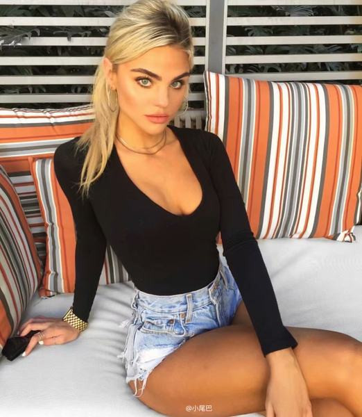 Γυναικείο μοντέλο κορμάκι με στρογγυλή λαιμόκοψη