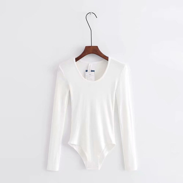 Γυναικείο μοντέλο κορμάκι με στρογγυλή λαιμόκοψη