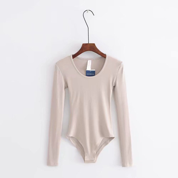 Γυναικείο μοντέλο κορμάκι με στρογγυλή λαιμόκοψη