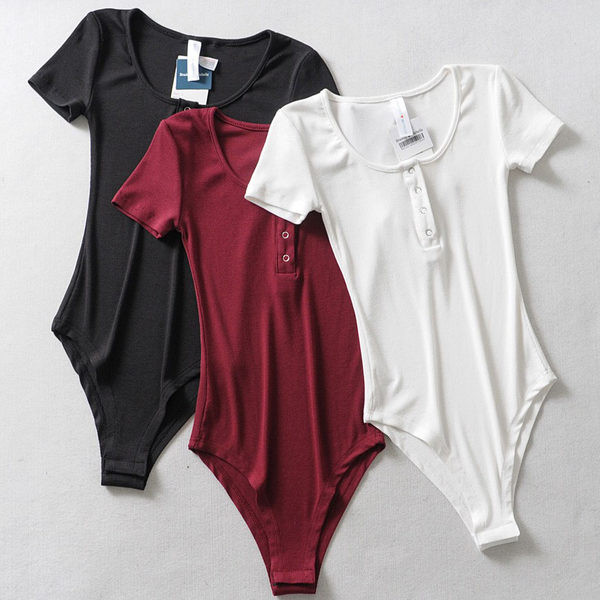 Napi női body gombokkal és rövid ujjúval