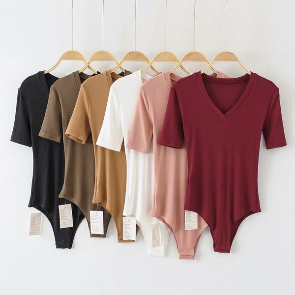 Tiszta női test rövid ujjúval és spitz nyakkivágással