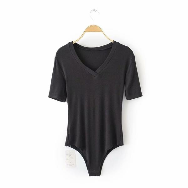 Tiszta női test rövid ujjúval és spitz nyakkivágással