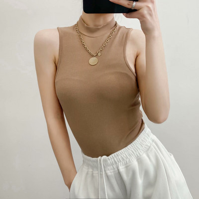 Naiste keha poolkõrge kraega