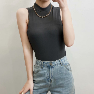 Naiste keha poolkõrge kraega