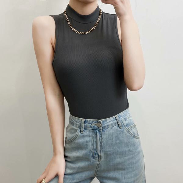 Naiste keha poolkõrge kraega