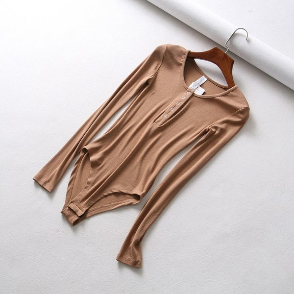 Μοντέρνο γυναικείο κορμάκι με κουμπιά και στρογγυλή λαιμόκοψη