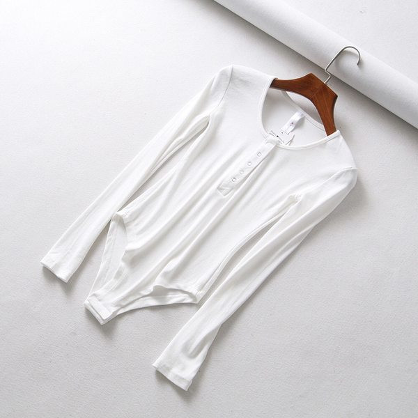 Μοντέρνο γυναικείο κορμάκι με κουμπιά και στρογγυλή λαιμόκοψη