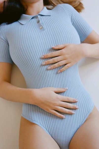 Γυναικείο κορμάκι με κοντό μανίκι και κλασικό γιακά