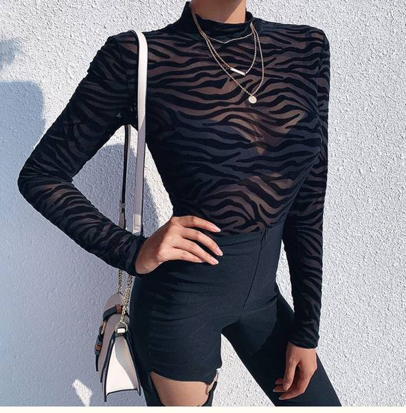 Μοντέρνο γυναικείο κορμάκι με οβάλ λαιμόκοψη