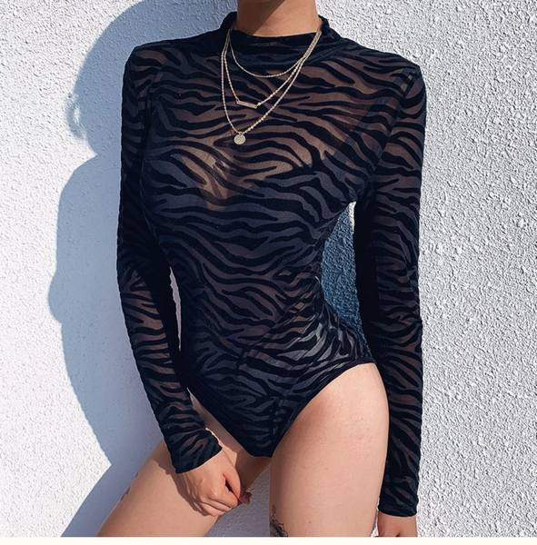 Μοντέρνο γυναικείο κορμάκι με οβάλ λαιμόκοψη