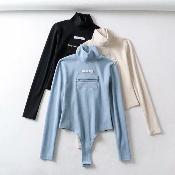 Σύγχρονο γυναικείο κορμάκι με ψηλό γιακά και φερμουάρ