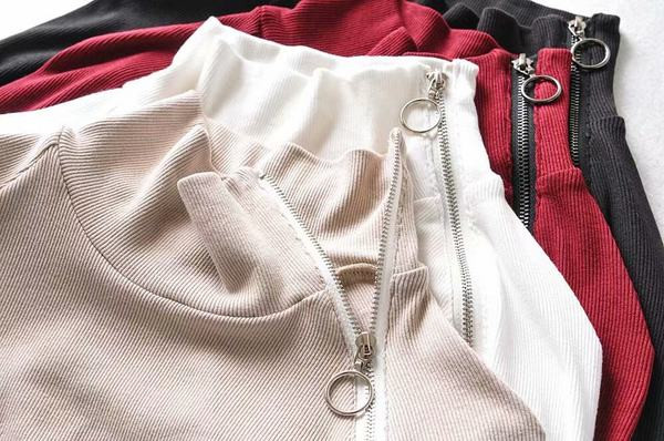 Sima modell női body magas gallérral és cipzárral