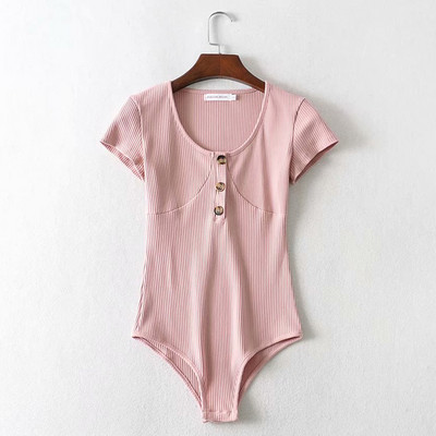 Naiste keha lühikeste varrukate nööpide ja ovaalse kaelusega