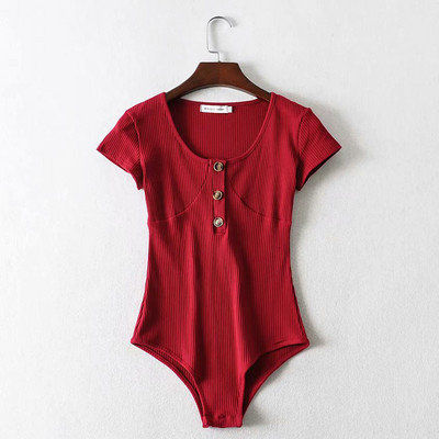 Naiste keha lühikeste varrukate nööpide ja ovaalse kaelusega