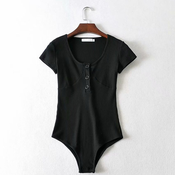 Naiste keha lühikeste varrukate nööpide ja ovaalse kaelusega