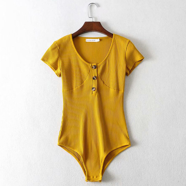 Naiste keha lühikeste varrukate nööpide ja ovaalse kaelusega