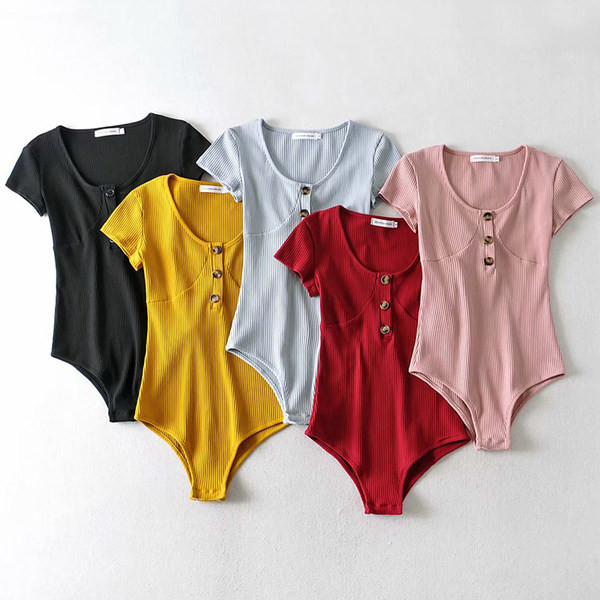 Naiste keha lühikeste varrukate nööpide ja ovaalse kaelusega