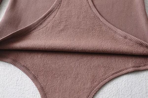 Γυναικείο κορμάκι με τετράγωνη λαιμόκοψη και μακριά μανίκια