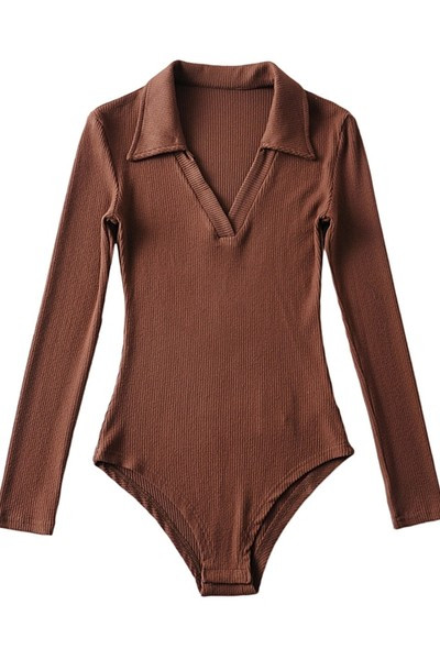 Aktuális női test klasszikus gallérral és hosszú ujjakkal