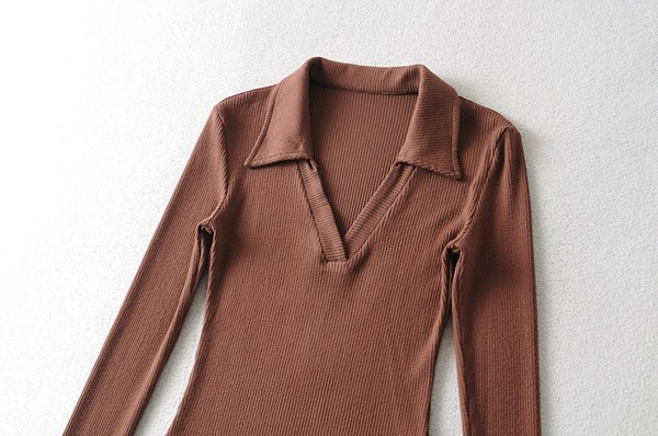 Aktuális női test klasszikus gallérral és hosszú ujjakkal