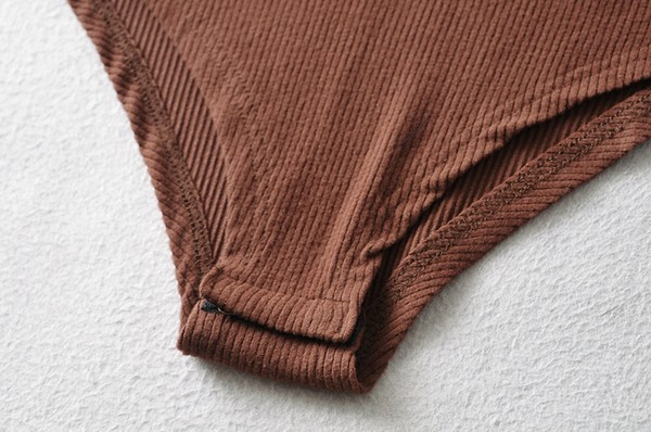 Aktuális női test klasszikus gallérral és hosszú ujjakkal